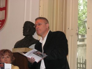 Драган Јовановић Данилов говори на промоцији Дисовог пролећа у Београду